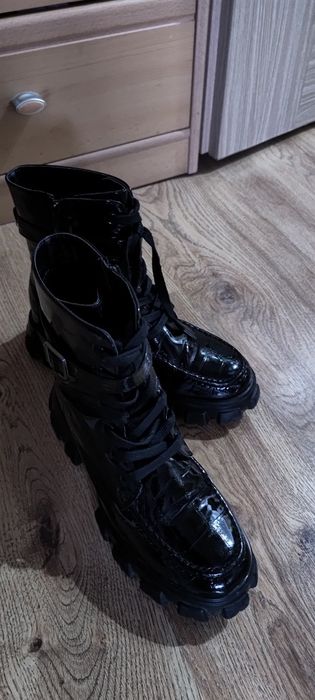 Czarne lakierowane botki / workery SinSay