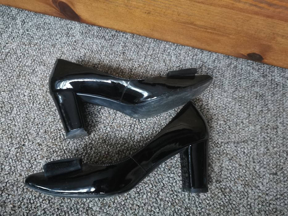 Kazar lakierki 37 czółenka na słupku 7 cm