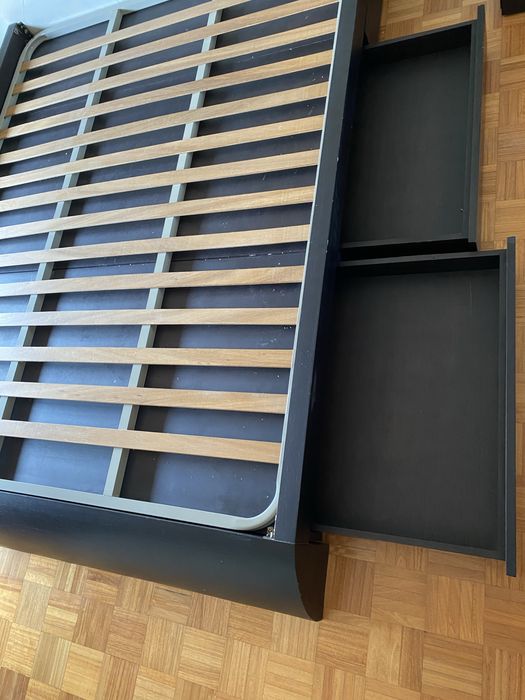 Cama de casal com 2 cabeceiras e 2 mesinhas de cabeceira wengue e carvalho