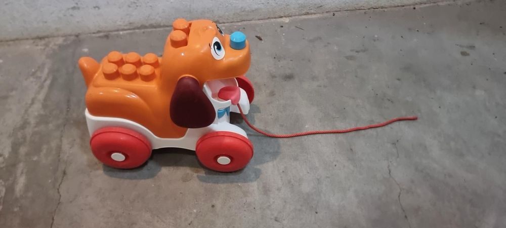 Brinquedo de Puxar – Cão com Rodas (12m+)