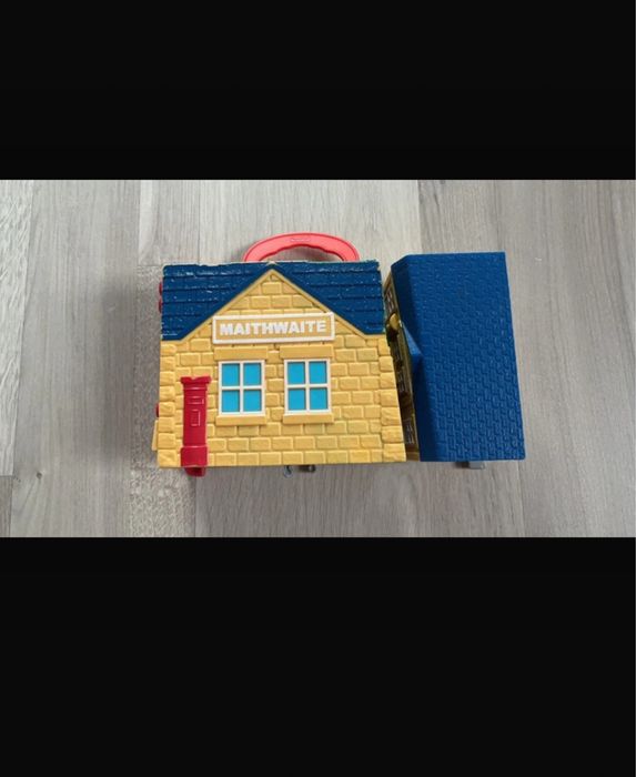 Domek, stacja pociąg tory tomek i przyjaciele kolejka walizka