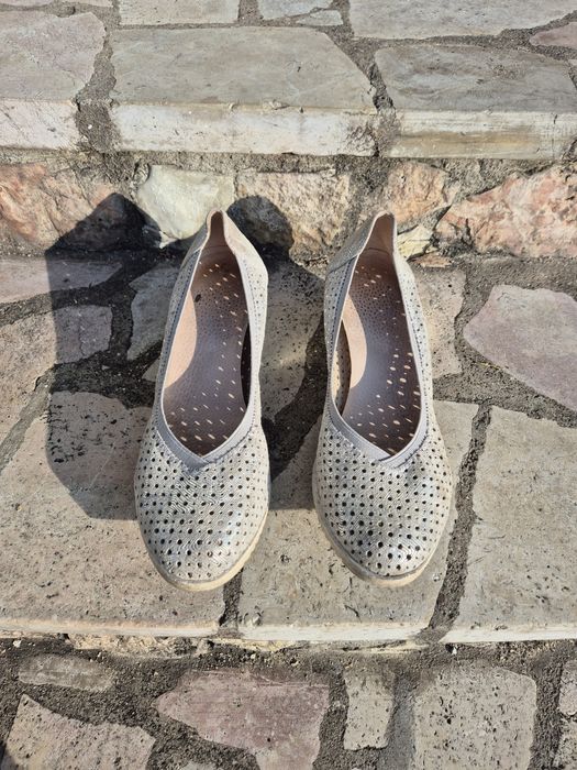 Eleganckie srebrne buty na koturnie 38