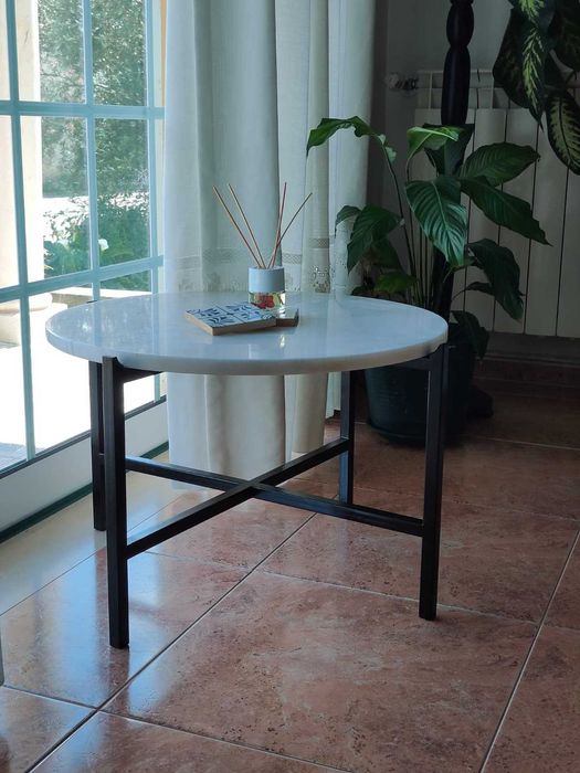 Mesa mármore com estrutura em ferro