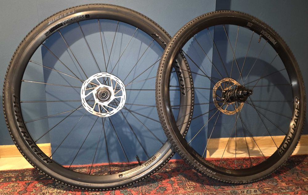 Komplet kół gravel/szosa Bontrager Paradigm Comp 25 + tarcze + opony