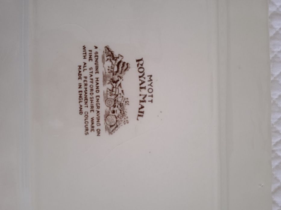 Travessa pintada à mão de origem britânica.