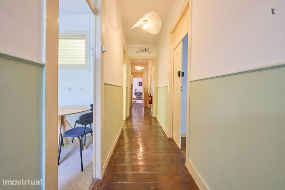 Quarto - localizado em São Bento Lisbon