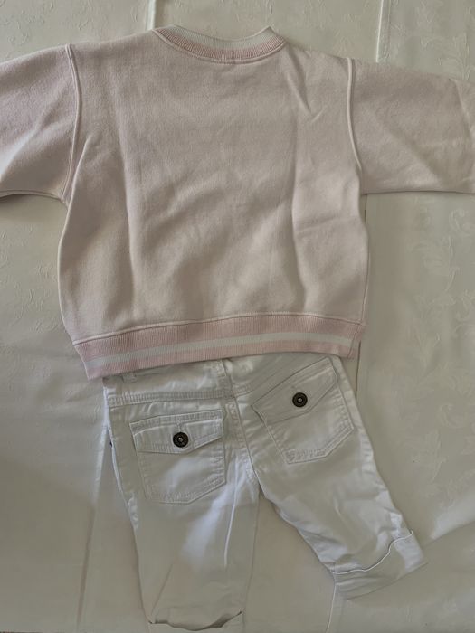 Sweat cor-de-rosa e calças curtas brancas