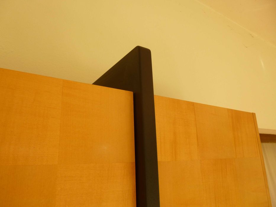 Armario artesanal em ácer/bordo,  105,5 cm  213 cm  34.5 cm