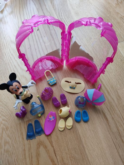 Boneca Minnie articulada com roupas e acessórios (tema praia)