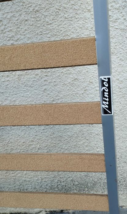 Estrados cama de casal marca Mindol, em bom estado de conservação