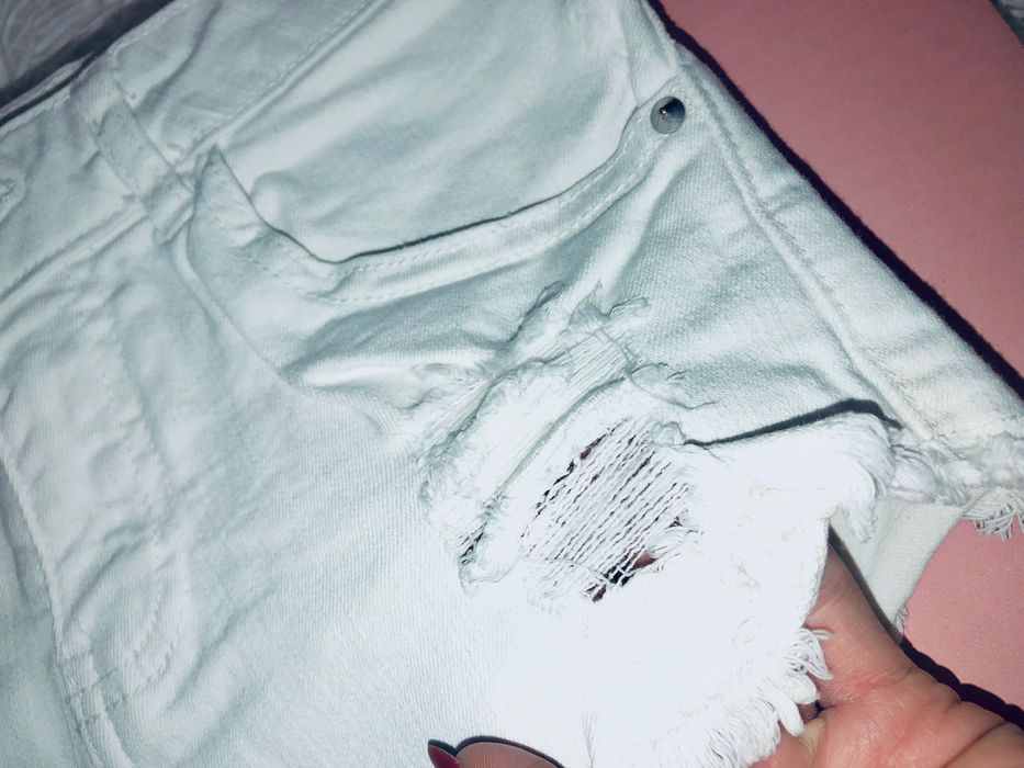 Białe krótkie spodenki szorty BERSHKA NOWE