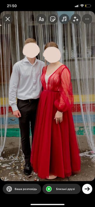 Випускна червона сукня