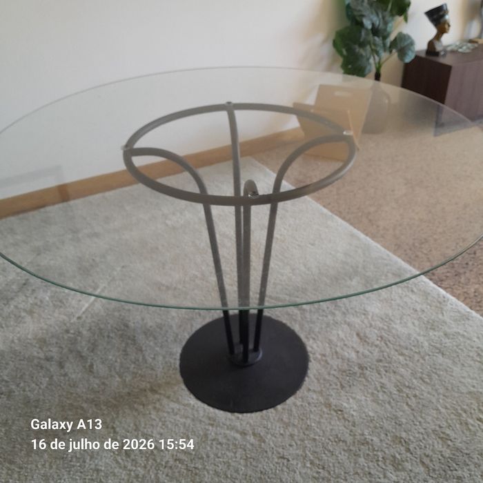 Mesa de vidro com pernas de ferro