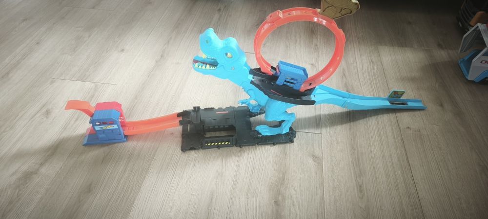 Tor hot wheels dinozaur