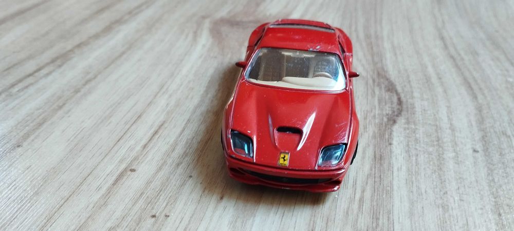 Model autko burago Ferrari Maranello 550  1:43 czerwona  bestia :)