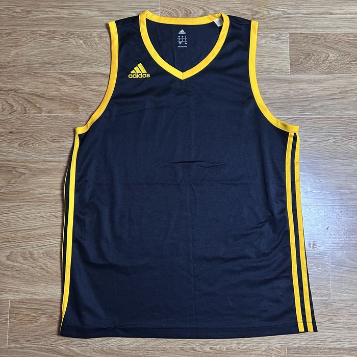 Оригінальна спортивна майка Adidas Commander Jersey у кольорі Black/Golden Yellow.