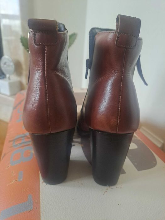 Botas castanho em pele - AREZZO
