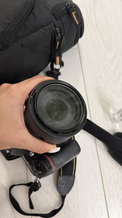 Фотоапарат Nikon D7100 і обʼєктив Nikon AF-S DX NIKKOR 18–105mm f/3.5–5.6G ED VR. В ідеальному стані в чохлі. Пробіг до 2000фото. Просто лежав в шафі