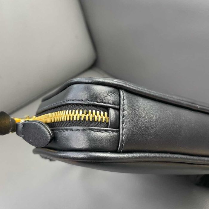 MiuMiu Czarna Torebka - Antykwa Inspiracja i Elegancja