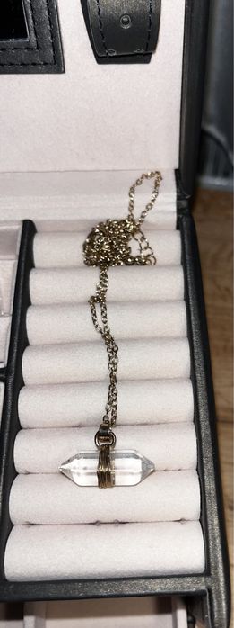 Łańcuszek z przeźroczystym kamieniem