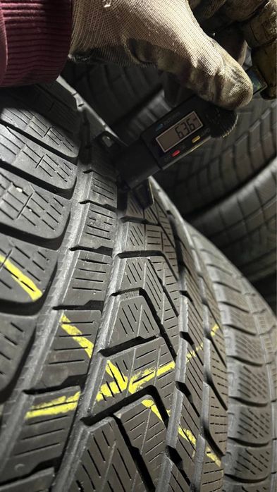 Пара зимової гуми 275/35/22