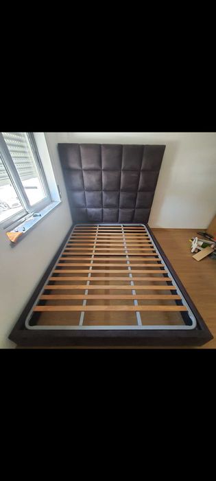 Cama em madeira maciça c/ cabeceira almofadada em pele tipo camurça