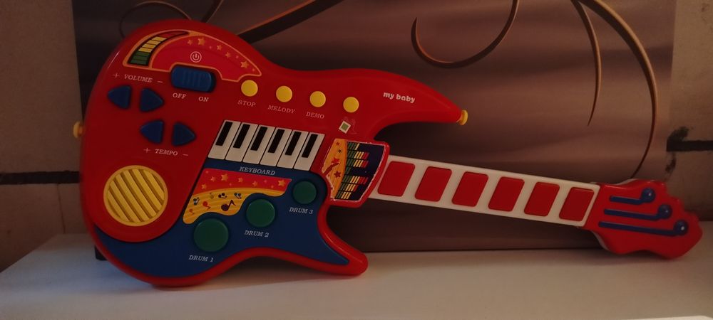 Gitary elektryczne i zabawka sprawnościowa