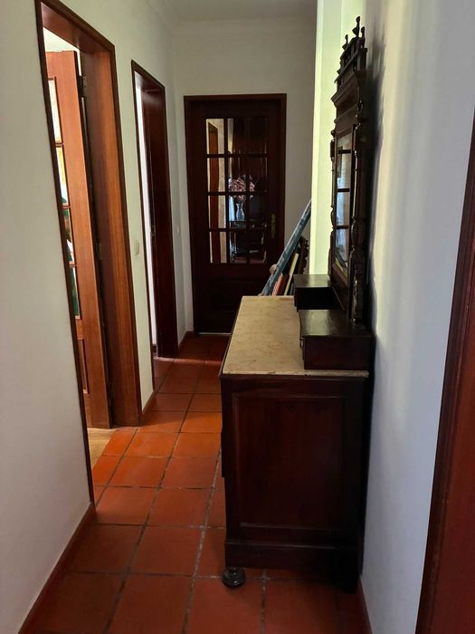 Cómoda antiga com tampo de mármore