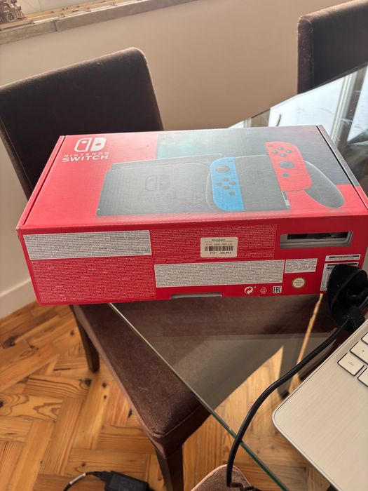 Nintendo Switch com capas para comandos