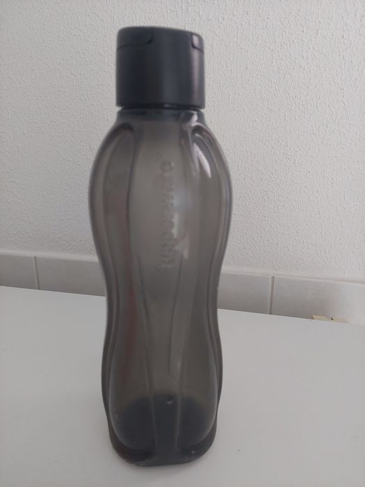 2 Garrafas Água, 1 da Tupperware