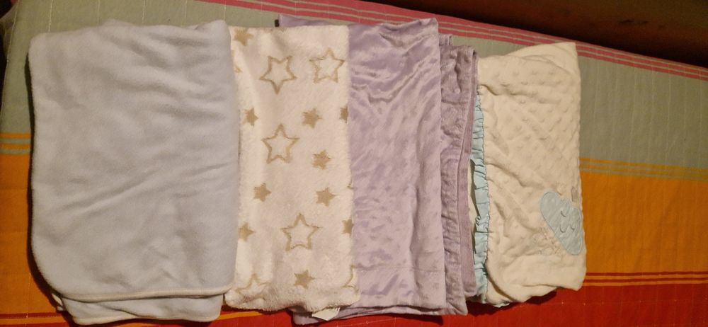 Berço + colchão + roupa + acessórios