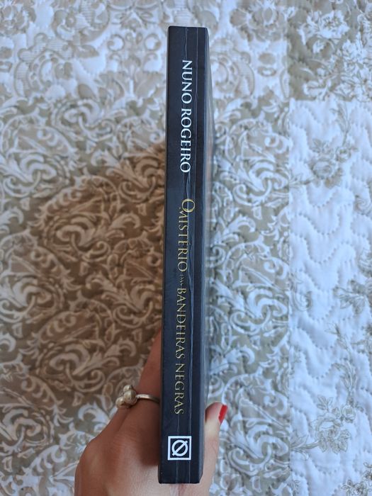 Livro "O Mistério de Bandeiras Negras" de Nuno Rogeiro