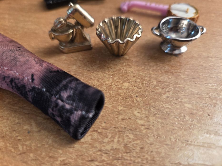 Одяг та аксесуари для ляльки , мініатюри