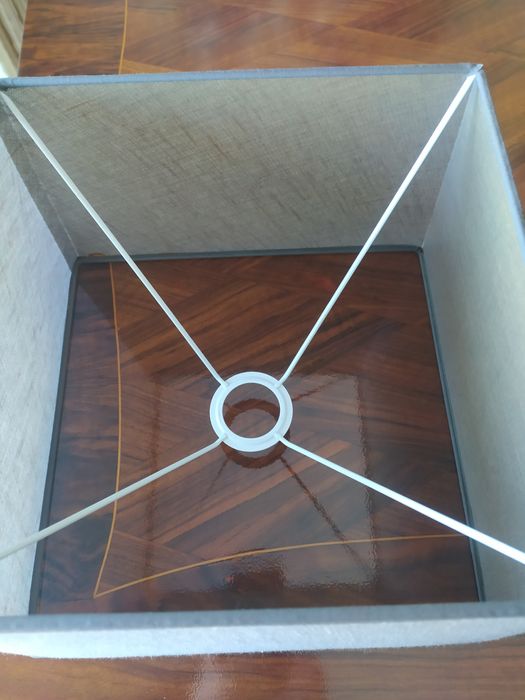 Abajur castanho de base quadrada