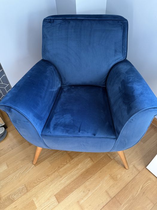 Cadeirão estilo retro com tecido veludo azul e pés de carvalho natural