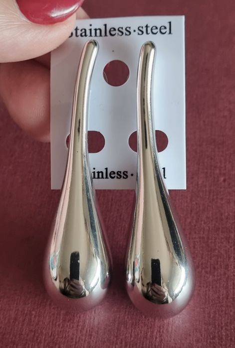 Brincos prateados, em aço, da gota/lágrima.  Super leves.