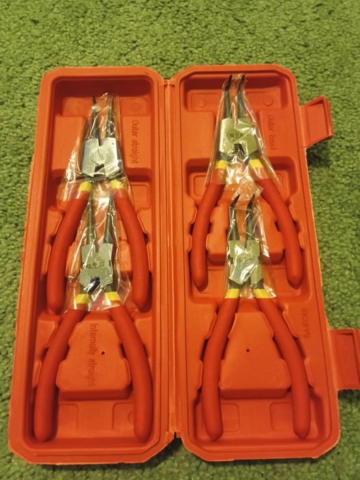 Набор сьемников стопорных колец из 4 шт. в пластиковом боксе.