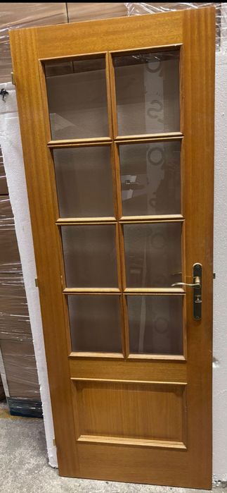 Quatro portas de madeira com vidros e ferragens.