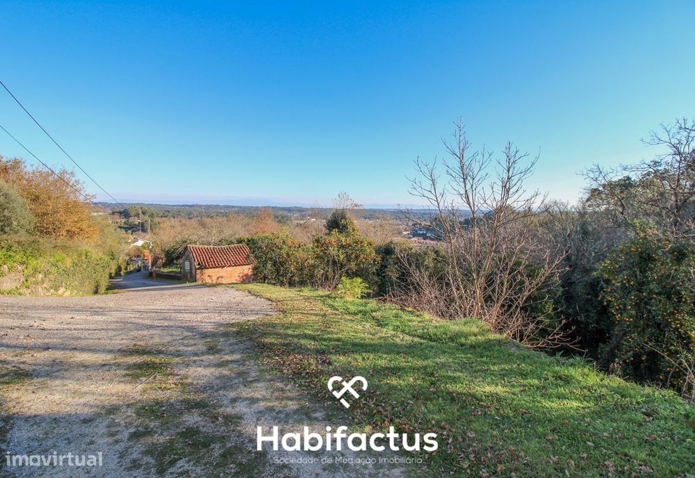 Terreno amplo e versátil com potencial de construção em Santiago de Be