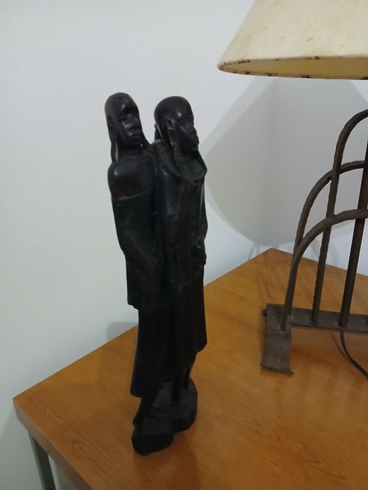 Estatueta Africana de madeira com 3 homens.