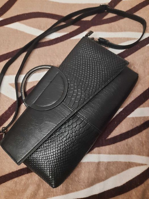 Сумка із дизайном змійової шкіри виглядає дорого