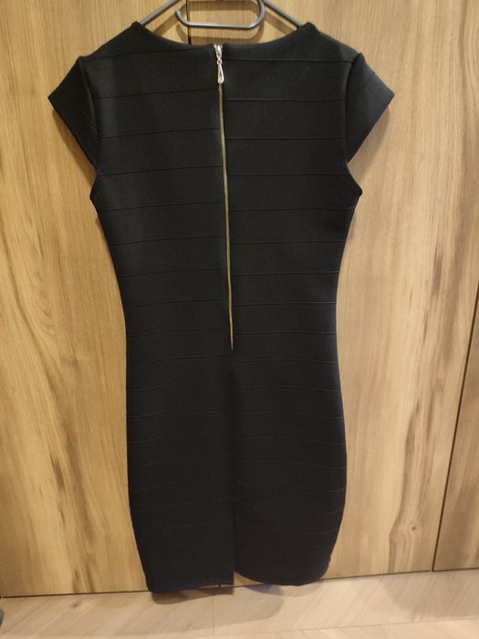 Mała czarna ołówkowa bandażowa sukienka