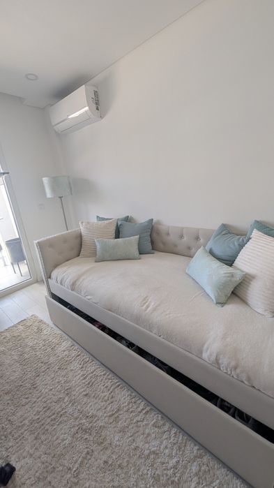Cama e colchão  em muito bom estado, colchão confortável,gaveta com estrado para  outro colchão,,pouco uso  estimado e  limpo sem qualquer dano
