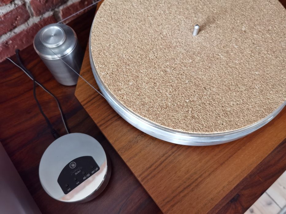 Gramofon Acoustic solid z ramieniem jelco  sa 750 db