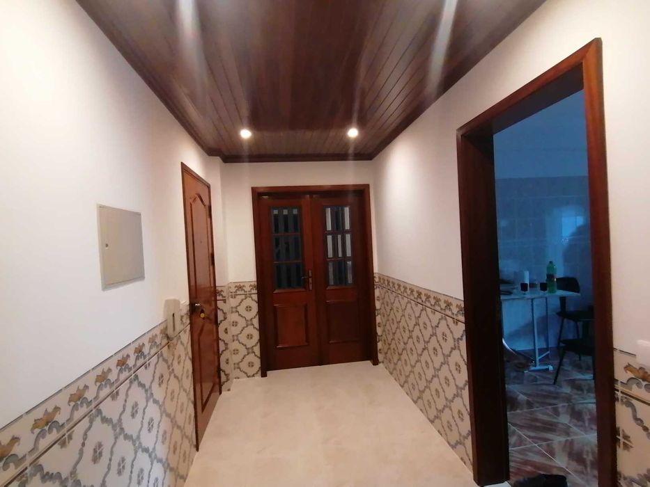 Arrenda-se quartos em apartamento T2 mobiliado ou apartamento na totalidade com todas condições mais ar condicionado em todos os quartos.