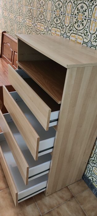 Cómoda em madeira 4 gavetas