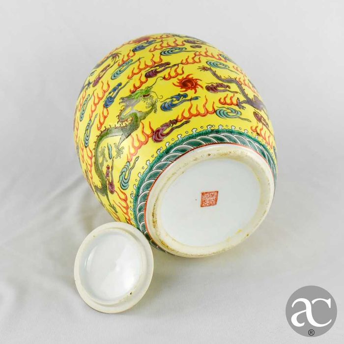 Pote de gengibre porcelana da China, decorado com dragões, circa 1960