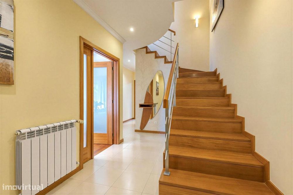 Moradia T4 de três frentes com 2 suites e garagem | Lidador