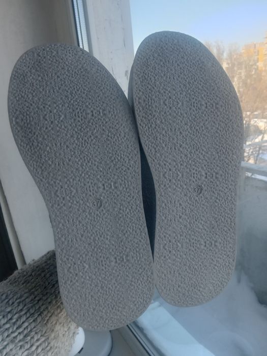 Бесплатно отдам два левых зимних новых ботинка