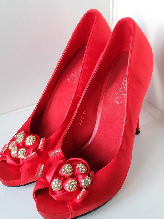 szpilki  wysokiej  klasy-  marki ,,G2G" - skóra natur.  - r. 40